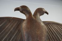 Vestiaire en bois sculpté à décor de rinceaux, surmonté d'un… (photo 3)