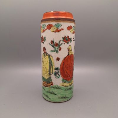 CHINE Vase rouleau en porcelaine émaillé à décor polychrome …