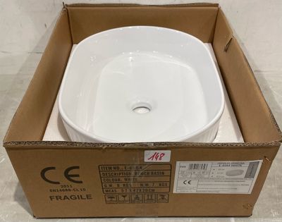 une boîte contenant un bol blanc