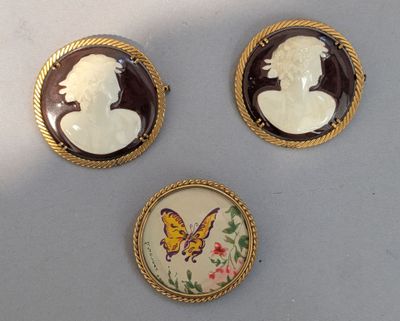 trois broches représentant une dame et un papillon