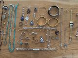 de nombreux types de bijoux disposés sur une table