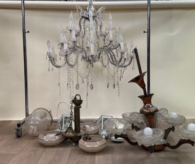 Réunion de six lustres et luminaires (accidents, vendus en l…