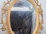 un miroir accroché au mur de la pièce