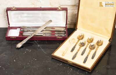 une boîte contenant un service d'argenterie sur une table