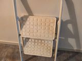une chaise blanche sur laquelle est posé un panier, dans une pièce