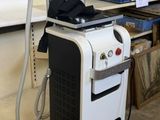une machine placée au milieu d'une pièce
