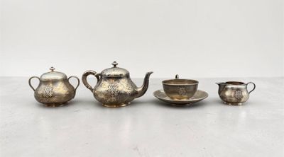 un service à thé en métal argenté composé de quatre tasses et soucoupes