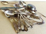beaucoup de cuillères en argent et de cuillères à soupe sur la table