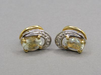une paire de boucles d'oreilles en diamants jaunes et blancs