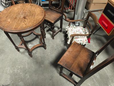 plusieurs chaises et une table dans une pièce avec beaucoup de meubles