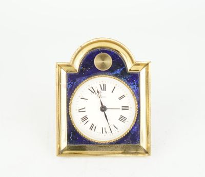une image représentant une petite horloge dont le cadran est orné de chiffres romains
