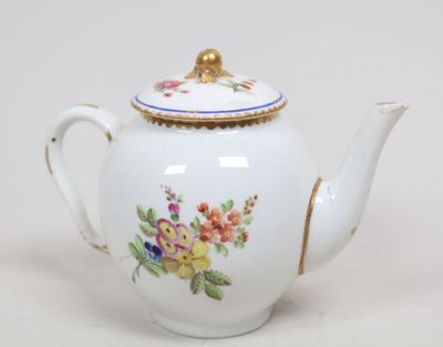 une théière blanche ornée d'un motif floral