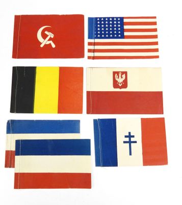 un lot de quatre drapeaux arborant les emblèmes de différents pays
