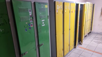 de nombreux casiers alignés dans le couloir d'un immeuble