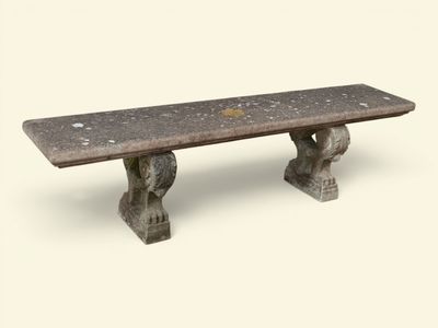 un banc en pierre posé sur une table
