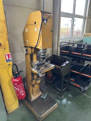 une machine qui se trouve dans une pièce avec de nombreux outils