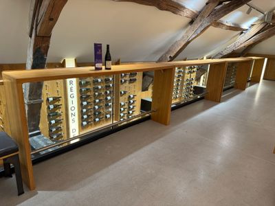 Des bouteilles de vin sont alignées sur les étagères d'une cave à vin