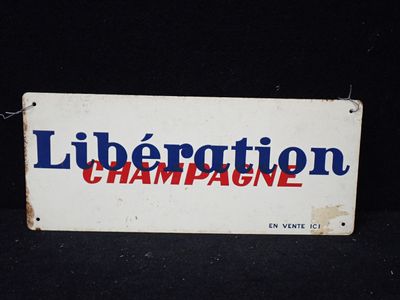 une vieille affiche sur fond noir où l'on peut lire « champagne de la libération »