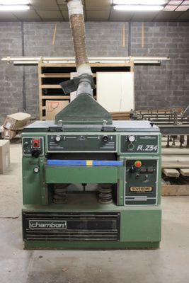 une machine qui se trouve dans une pièce où il y a beaucoup de bois