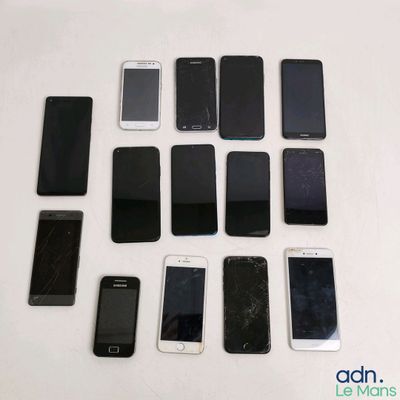 a lot of cell phones that are sitting on a table