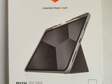 boîte contenant une tablette posée sur une table