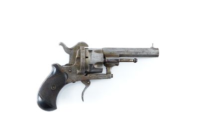 un vieux pistolet est posé sur une surface blanche, devant un fond blanc