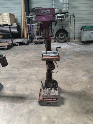 une machine qui se trouve dans un garage