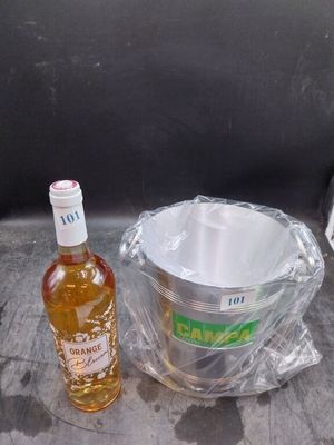 une bouteille d'alcool à côté d'un seau et d'une bouteille de bière