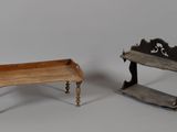 une petite table en bois et un petit banc en bois
