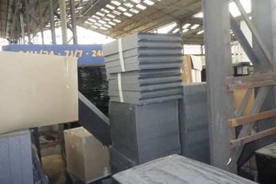 une grande pile de cartons, les uns sur les autres, dans un entrepôt