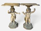 deux statues de chérubins tenant un plateau, l'une au-dessus de l'autre