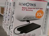 trois boîtes contenant des appareils électroniques exposées dans un magasin