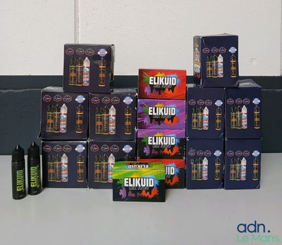 plusieurs cartons de liquides Eli posés sur un comptoir