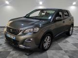 Le SUV gris est garé dans le garage, sur un sol à damier.