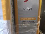 deux paquets de cigarettes posés l'un à côté de l'autre sur une étagère