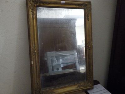 un miroir posé sur une table dans une pièce