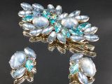 deux bijoux posés sur une surface noire