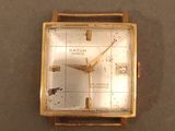 une montre en or dont le cadran représente une carte