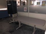 une table sur laquelle est posé un panneau, dans un bureau