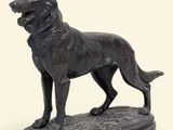 statue d'un chien noir posé sur un socle en bois