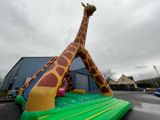 une girafe gonflable assise par terre