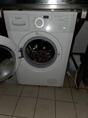 un lave-linge et un sèche-linge dans une petite pièce