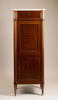 une photo d'une grande armoire en bois avec un plateau en marbre