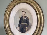 une photo d'un homme en uniforme militaire dans un cadre doré