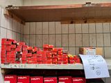de nombreuses boîtes de nourriture sur une étagère dans un magasin