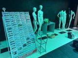 de nombreux mannequins exposés dans une pièce