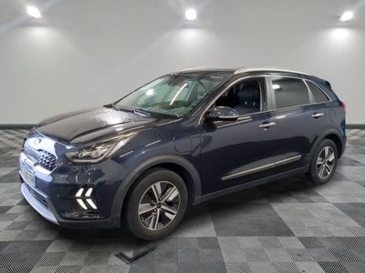 Une Kia Kole bleue de 2020 est garée sur un sol carrelé à damier.