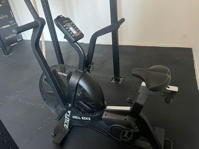 un vélo d'appartement dans un coin de la pièce