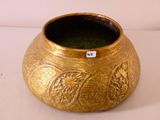 un vase en or posé sur une table