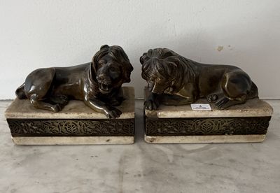 paire de lions anciens en bronze sur socles en marbre